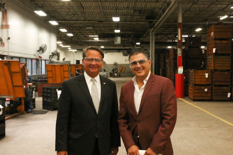 Nuestro presidente, Richard Najarian, fotografiado con el senador Gary Peters en la planta de PGS.
