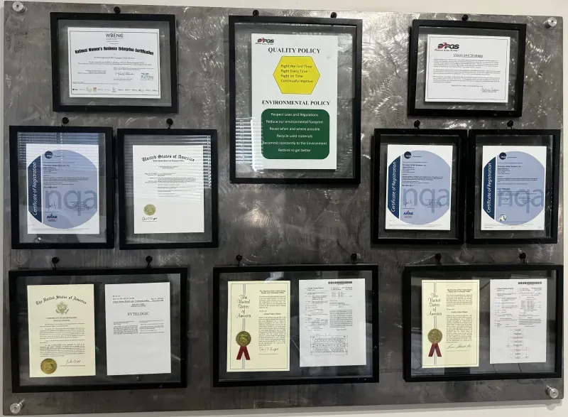 Este muro de certificación muestra varias patentes de PGS, así como certificaciones NQA para ISO e IATF.